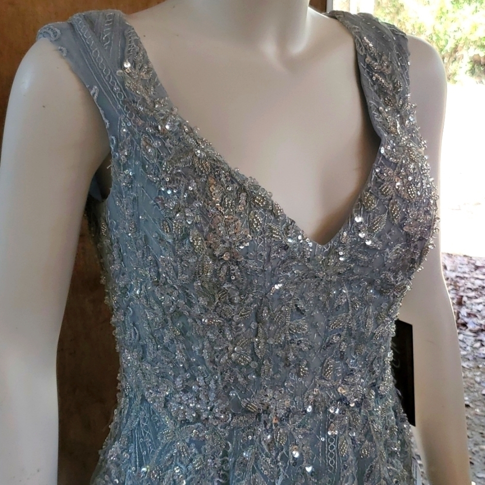 Mac Duggal  Ice Blue Sleeveless gown 6 NWT